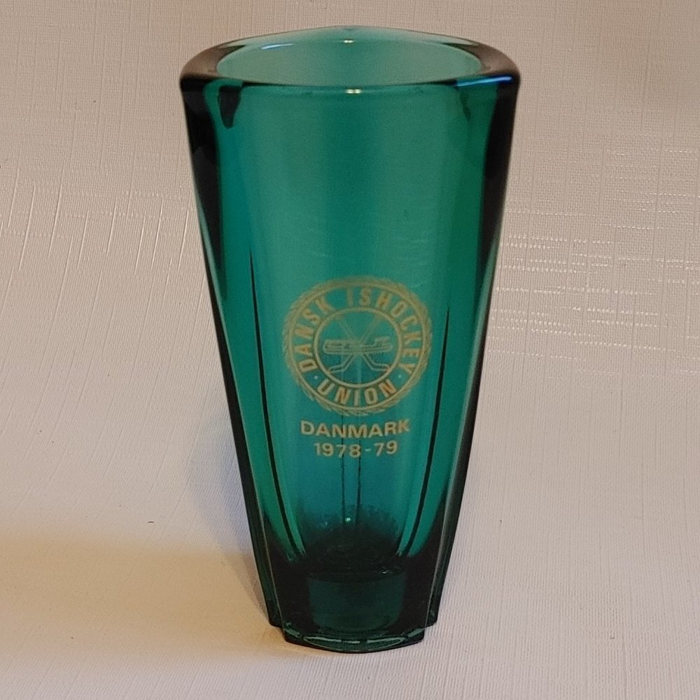 BEAUTIFUL DANSK ISHOCKEY UNION Emerald Green Vase Danish Ice Hockey Vase…